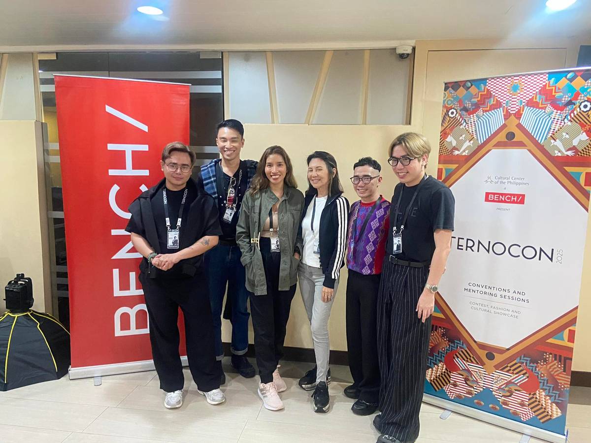 The finalists with mentor Lulu Tan Gan (fourth from left).